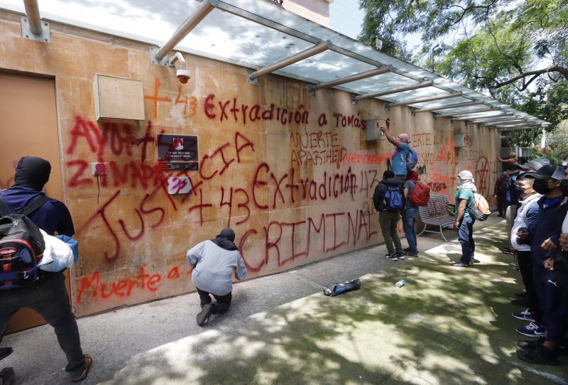 Varias personas vandalizan la fachada de la Embajada de Israel, en la Ciudad de México. Foto de EFE/ Mario Guzmán.