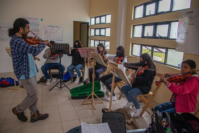 Jóvenes indígenas en Chiapas forman orquesta para romper la violencia