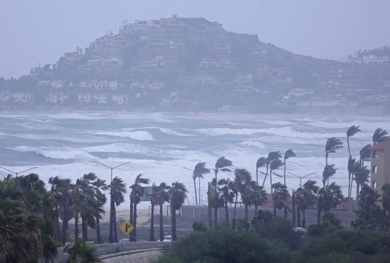 Kay avanza paralelo a la costa de Baja California Sur. Foto de EFE