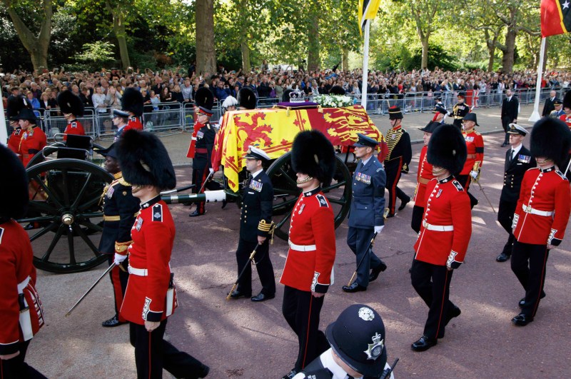 Londres se impregna de solemnidad para despedir a Isabel II