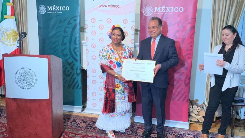 Mexicana gana el premio Ohtli 2022 por difundir la cultura maya en Canadá. Foto de @EmbaMexCan