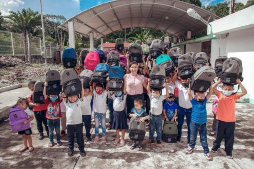 Ileana Canul entrega mochilas y útiles escolares a estudiantes de la zona maya