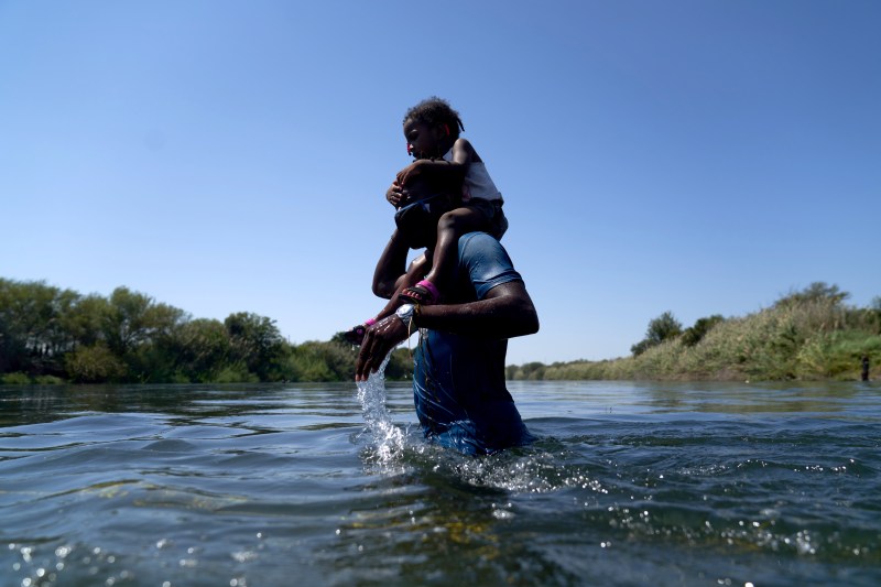 Niño de tres años y bebé de dos meses, últimas víctimas en el Río Bravo. Foto de EFE