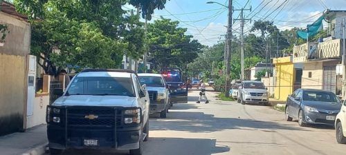 Ejecutan a un sujeto en el interior de un auto de lujo en Tulum  