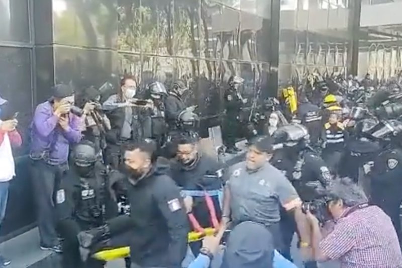 Ayotzinapa policías protesta FGR CDMX