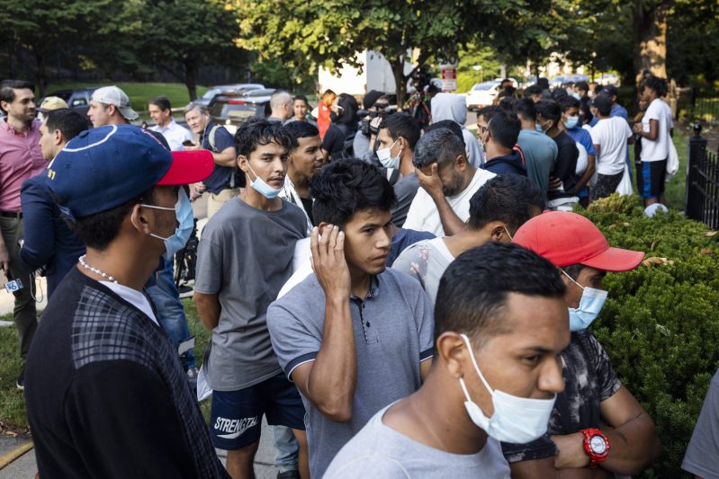Texas envía otro autobús con migrantes a la residencia de Kamala Harris. Foto de EFE