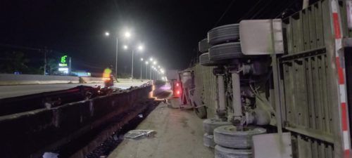 Se vuelca tráiler y cae del puente vehicular de Puerto Aventuras