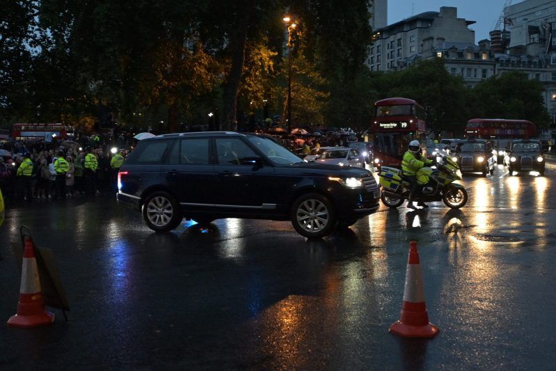 Automóvil que transporta a Guillermo, Príncipe de Gales y Catalina, Princesa de Gales, de Gran Bretaña, se dirige hacia el Palacio de Buckingham, Londres, Gran Bretaña. Foto de EFE/EPA/STUART BROCK.