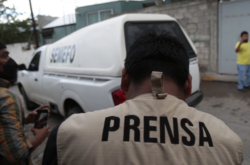 Un grupo de periodistas acude al lugar donde fue asesinado el periodista Fredy Román Román, en el municipio de Chilpancingo, estado de Guerrero (México). El periodista mexicano y actual columnista Fredid Román fue ejecutado la tarde de este lunes en Chilpancingo, la capital del sureño estado de Guerrero, con el que suman 15 comunicadores asesinados en la administración del presidente Andrés Manuel López Obrador. Foto de Archivo EFE/ Jose Luis de la Cruz.