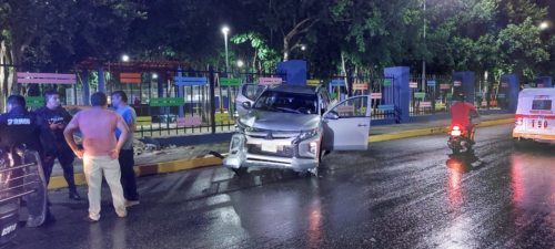 Irresponsable conductor destruye barda de un parque público por jugar a las carreritas  