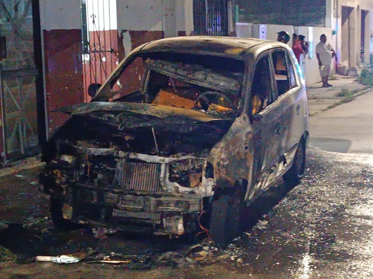 DICEN QUE INVESTIGAN || Atacan instalaciones del diario “Por Esto” en  Cozumel y queman un auto - La Pancarta de Quintana Roo