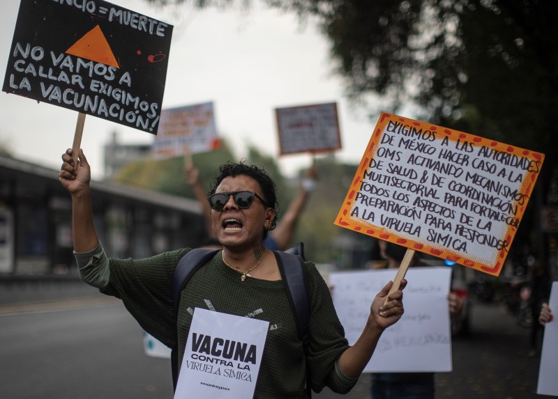 Un grupo de activistas protestan afuera de las oficinas del Centro Nacional de Programas Preventivos y Control de Enfermedades (Cenaprece), en la Ciudad de México. Foto de EFE