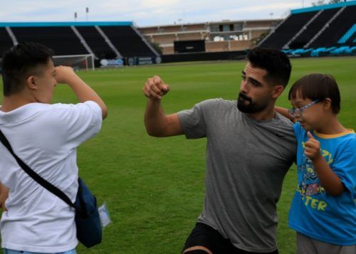 Niños de Centro de Atención Múltiple conviven con jugadores y cuerpo técnico del Cancún FC