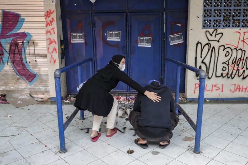 Aumenta a 33 el número de menores muertos por estampida en estadio de Indonesia. Foto de EFE