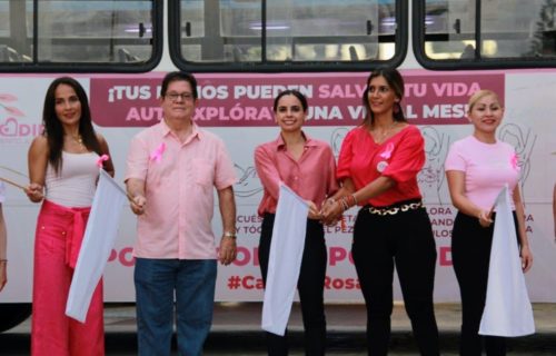 Circula en las calles de Cancún el “autobús rosa” para llamar a las mujeres a explorarse