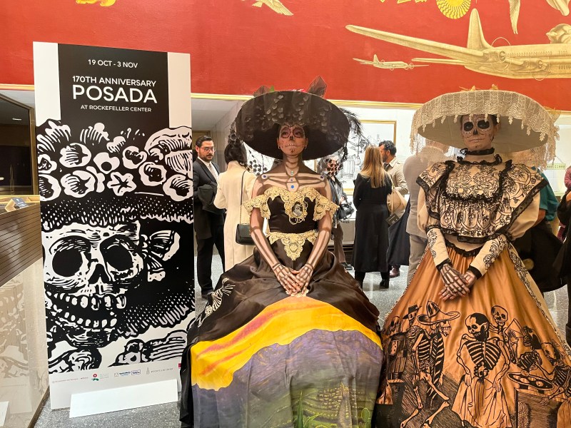 Catrinas en la muestra sobre el grabador mexicano José Guadalupe Posada en el lobby del Rockefeller Center, en Nueva York. Foto de EFE