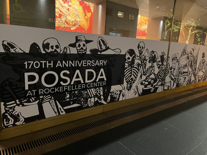 Las calaveras del grabador mexicano José Guadalupe Posada llegaron al Rockefeller Center de Nueva York, donde protagonizan una exposición en memoria del 170 aniversario del artista que estará abierta al público hasta el 2 de noviembre, cuando se celebra el tradicional Día de Muertos. Foto de EFE