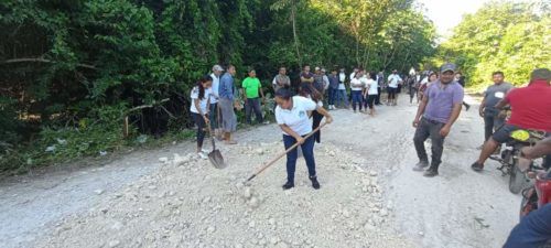 Comunidad escolar y padres de familia bachean vía ante indiferencia de Mary Hernández