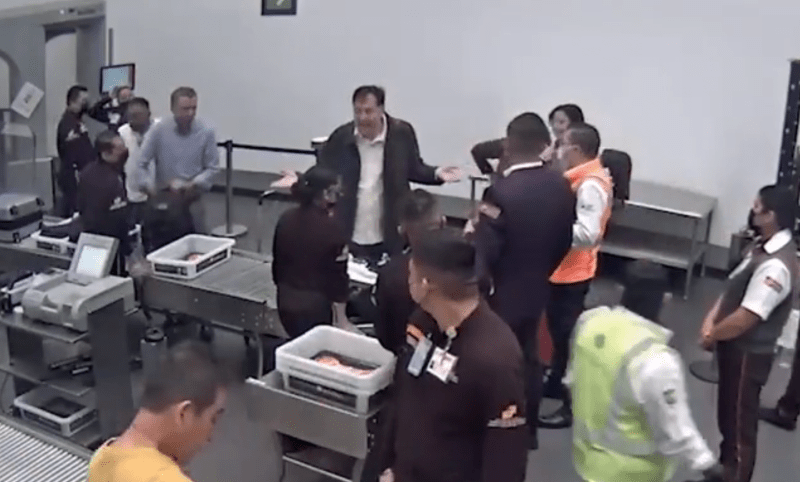 Fernández Noroña denuncia "agresión"; AICM difunde video. Foto tomada de video