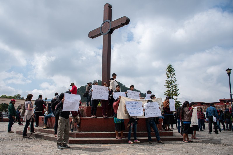 Indígenas desplazados protestaron en el municipio de San Cristobal de las Casas, estado de Chiapas. Foto de EFE