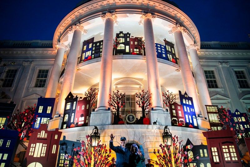 Joe y Jill Biden reciben en Halloween a niños en la Casa Blanca