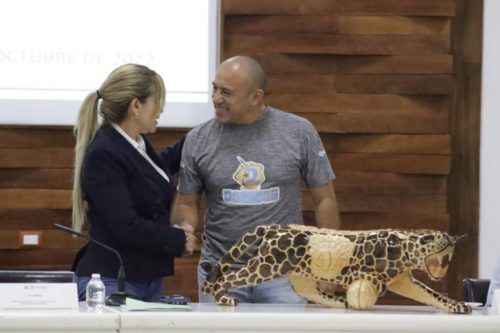 Lili Campos felicita al campeón estatal de baloncesto Dorados de Playa del Carmen