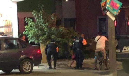 Rescatan a menor que caminaba con su supuesto padre, quien se encontraba alcoholizado al extremo