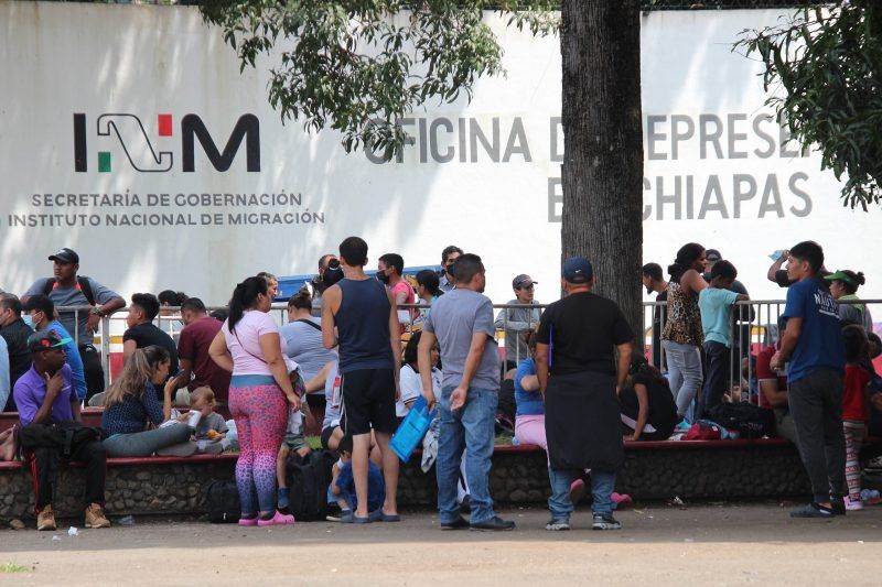 Migrantes saturan estación migratoria en la frontera sur de México. Foto de EFE