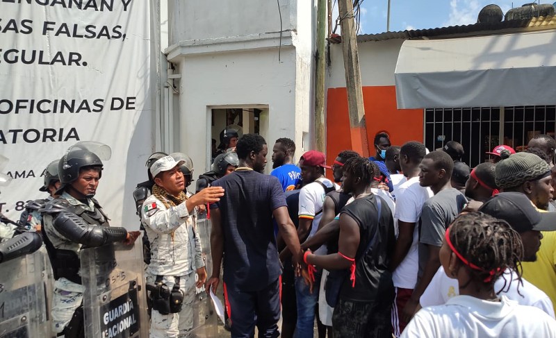Migrantes senegaleses se manifiestan frente al Instituto Nacional de Migración (INM) en Tapachula. Foto de EFE