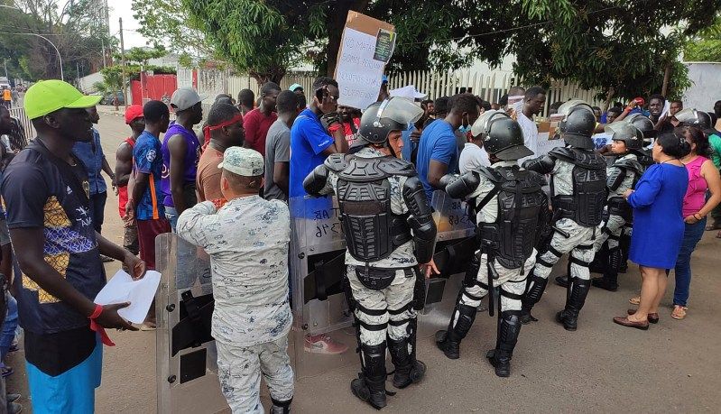 Migrantes senegaleses exigen documentos de tránsito en Chiapas. Foto de EFE