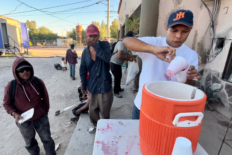 Migrantes venezolanos se alimentan en un albergue en la ciudad de Hermosillo, Sonora. Foto de EFE