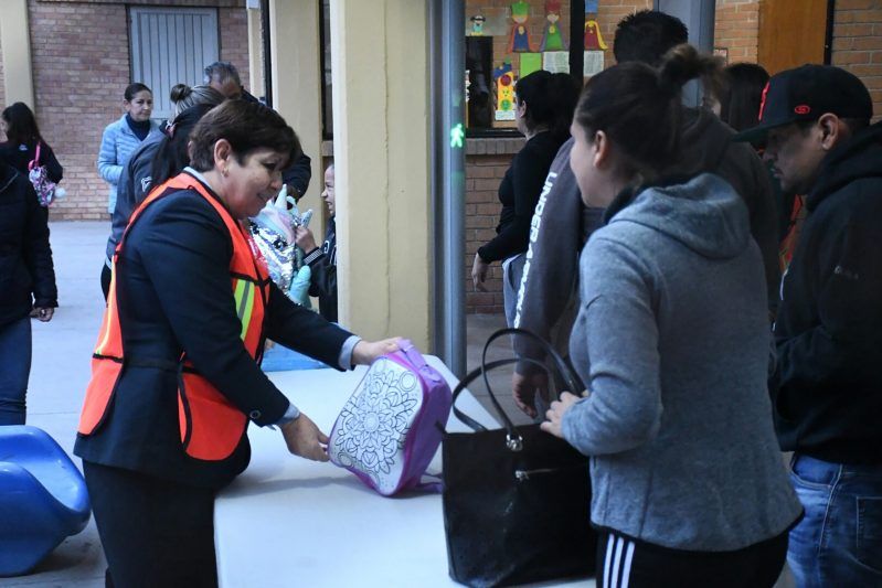 Operativo mochila viola derechos de estudiantes asegura organización. Foto de EFE