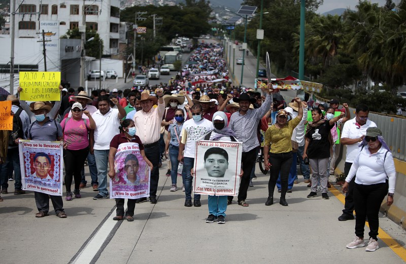 Integrantes de organizaciones sociales se manifestaron por calles de la ciudad hasta el palacio de gobierno, en Chilpancingo. Foto de EFE