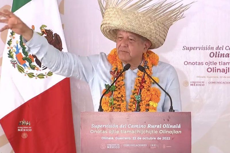 AMLO López Obrador sombrero Olinalá conservadores
