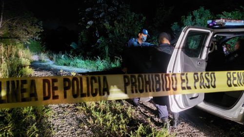 Encuentran dos cuerpos amarrados en camino de terracería de la periferia de Cancún