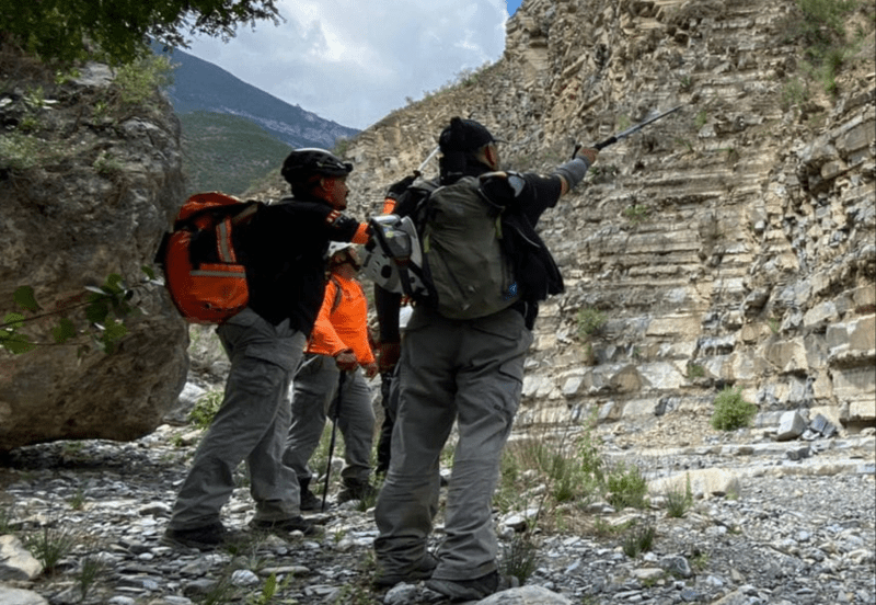 #Video Recuperan cuerpo localizado de senderista en Nuevo León. Foto de Twitter Protección Civil Nuevo León