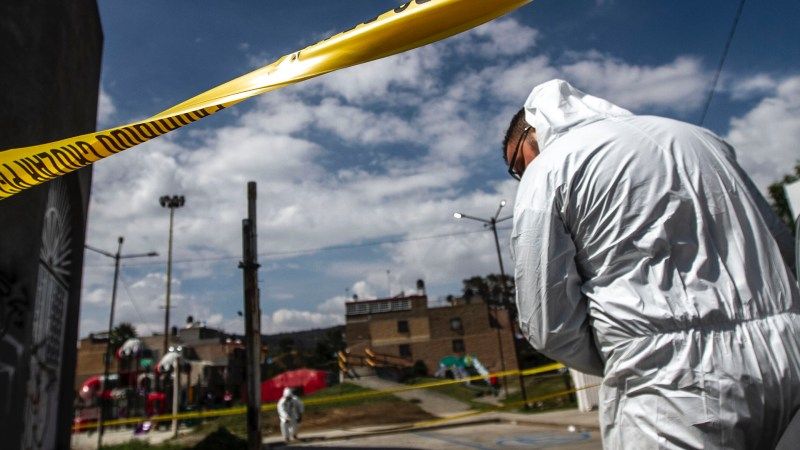 Peritos analizan suceso de violencia en el Estado de México. Foto de Notimex-Ernesto Álvarez.