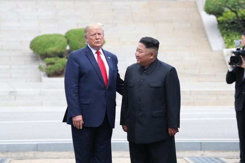 Fotografía de archivo del 30 de junio de 2019 de Donald Trump y Kim Jong-un, que cruzan la Línea de Demarcación Militar hacia el lado sur de la aldea de tregua de Panmunjom. Foto de EFE/ EPA/ YONHAP.