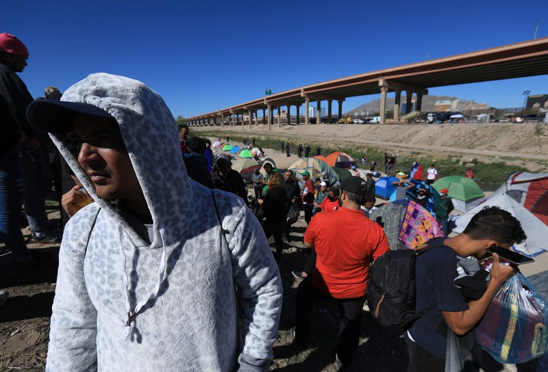 Venezolanos protestan en casas de campaña a los lados de frontera México-EE.UU.Foto de EFE