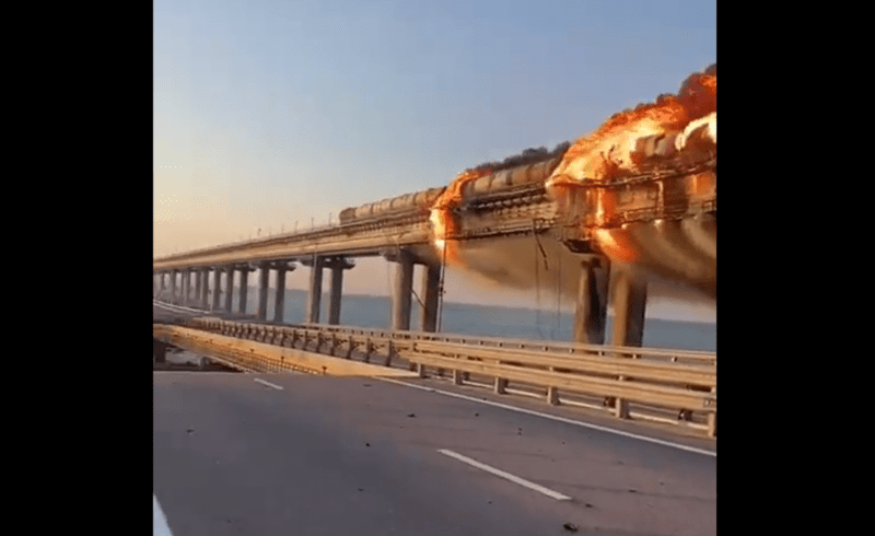 #Video Al menos tres muertos en explosión en el puente de Crimea, el más largo de Europa. Foto tomada de video
