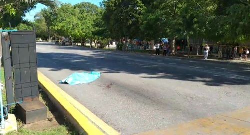 Atropella y mata chofer de autobús de personal a mujer en la avenida Tulum de Cancún