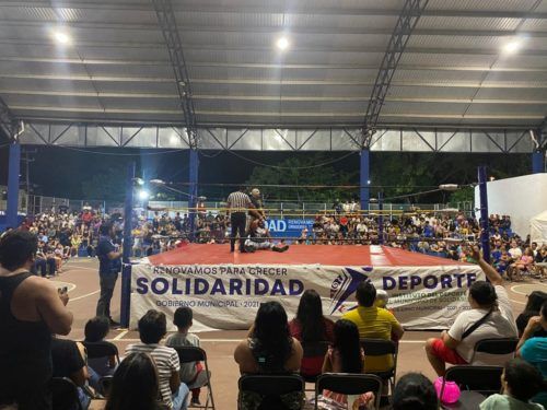 Disfrutan playenses de velada de lucha libre en la Gonzalo Guerrero