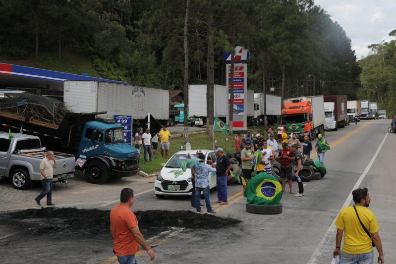 Bolsonaro pide a manifestantes que bloquean carreteras que cesen su protesta. Foto de EFE