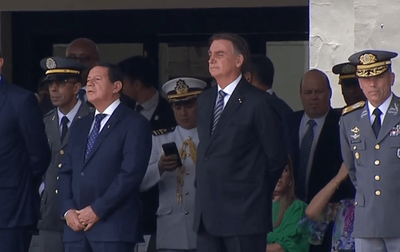 Bolsonaro reaparece en público en un acto militar, pero permanece en silencio. Foto tomada de video