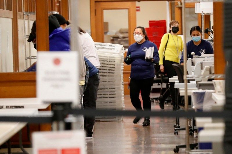 Cierran los últimos centros electorales en Estados Unidos