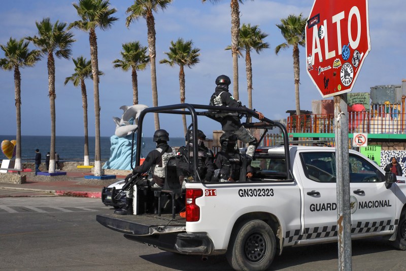 La Guardia Nacional patrulla cerca del albergue Embajada Migrante en Tijuana, Baja California. Foto de EFE
