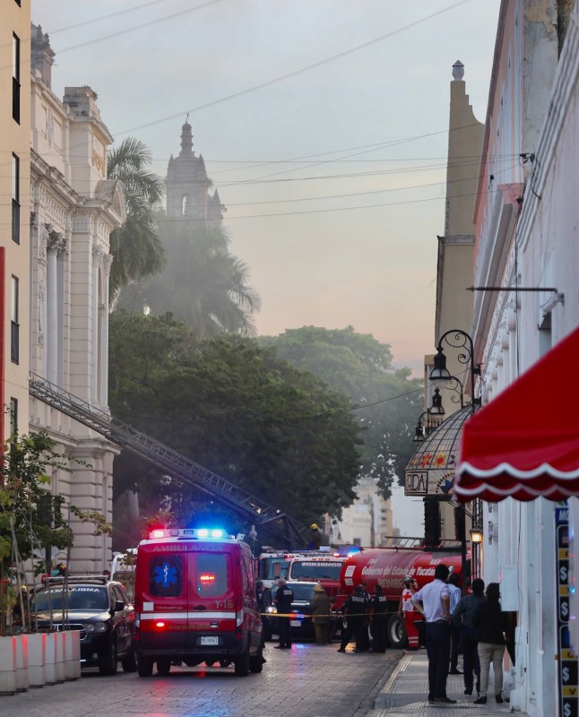 Incendio daña el teatro José Peón Contreras en Mérida