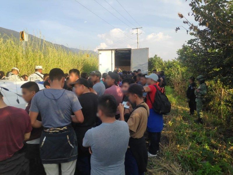 Interceptan a 82 migrantes hacinados en camión de carga en Chiapas