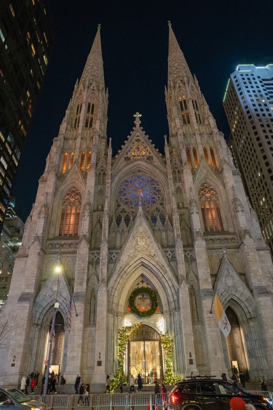 La Catedral de Saint Patrick de Nueva York estrena iluminación en su fachada