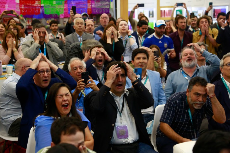 La Feria Internacional del Libro (FIL) de Guadalajara detuvo casi por completo sus actividades este miércoles por poco más de dos horas. El Mundial de Qatar 2022 puso a mexicanos y argentinos al borde de sus asientos y casi sin respiración mientras veían los partidos de las selecciones de sus respectivos países desde cualquier lugar. Foto de EFE